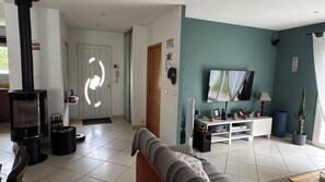 Smart-tv, eldstad, dvd-spelare och böcker