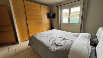 4 slaapkamers, een strijkplank/strijkijzer, gratis wifi, beddengoed