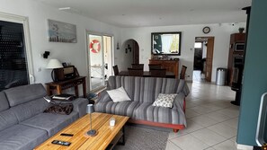 Smart TV, lareira, DVD player, livros