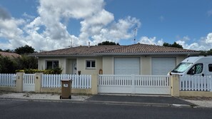 Exterior - 3-bedroom house, parking, terrace, all comforts 6 travelers pets welcome (Gujan-Mestras)