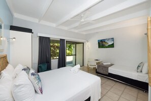 1 bedroom, bed sheets