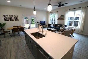 Interior - Modern Escape - 3 King Suites (Austin)