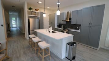 Kjøleskap, kokeplater, oppvaskmaskin og kaffetrakter/tekoker