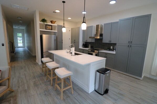 Fridge, stovetop, dishwasher, coffee/tea maker - Modern Escape - 3 King Suites (Austin)