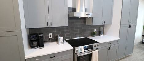 Een koelkast, een kookplaat, een vaatwasser