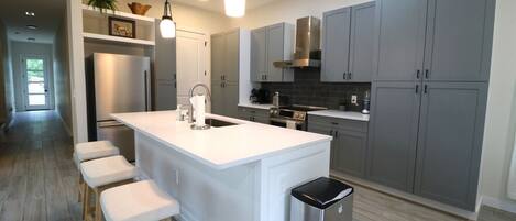 Geladeira, cooktop, lava-louças, cafeteira/chaleira