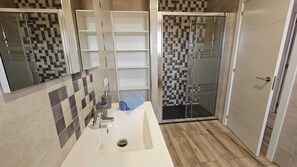 Shower, bidet, towels - Holiday Home La Alquería de los Pájaros (La Puebla de Cazalla)