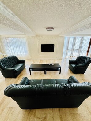 Deluxe-Villa, Balkon, Gartenblick | Wohnbereich