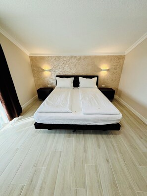 Deluxe Villa, Balcony, Garden View | Soundproofing, free WiFi - Roua Residence (Vladimirescu)