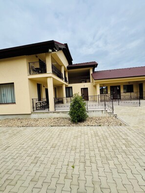 Villa Deluxe, balcon, vue jardin | Vue sur la cour