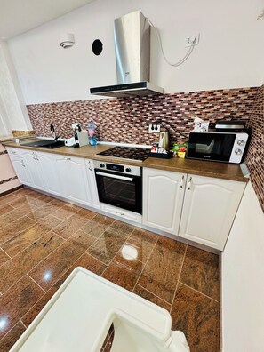 Deluxe Villa, Balcony, Garden View | Private kitchen | Full-size fridge, electric kettle - Roua Residence (Vladimirescu)
