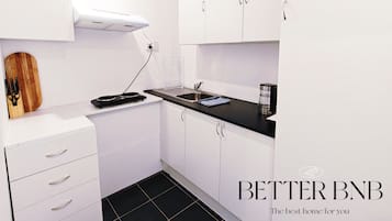 Refrigerador, microondas, parrilla de estufa y tetera eléctrica