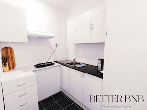 Frigorífico, microondas, placa de cocina y hervidor eléctrico