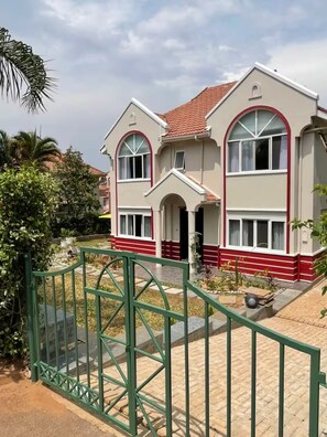Exterior - Lux home in Butabikka with comfy hotel-style beds (Kampala)