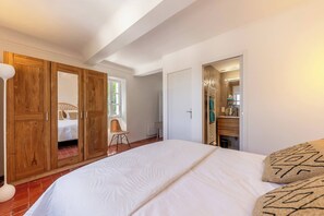 5 quartos, acesso à internet, roupa de cama