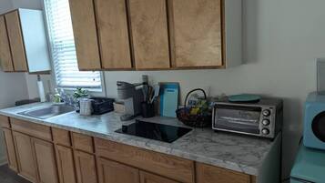 Fridge, stovetop, coffee/tea maker, toaster