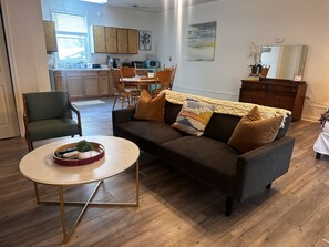 Smart TV, books - BlueHeronLake-Guesthouse Studio (Columbia)