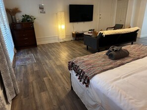 1 slaapkamer, een strijkplank/strijkijzer, gratis wifi, beddengoed