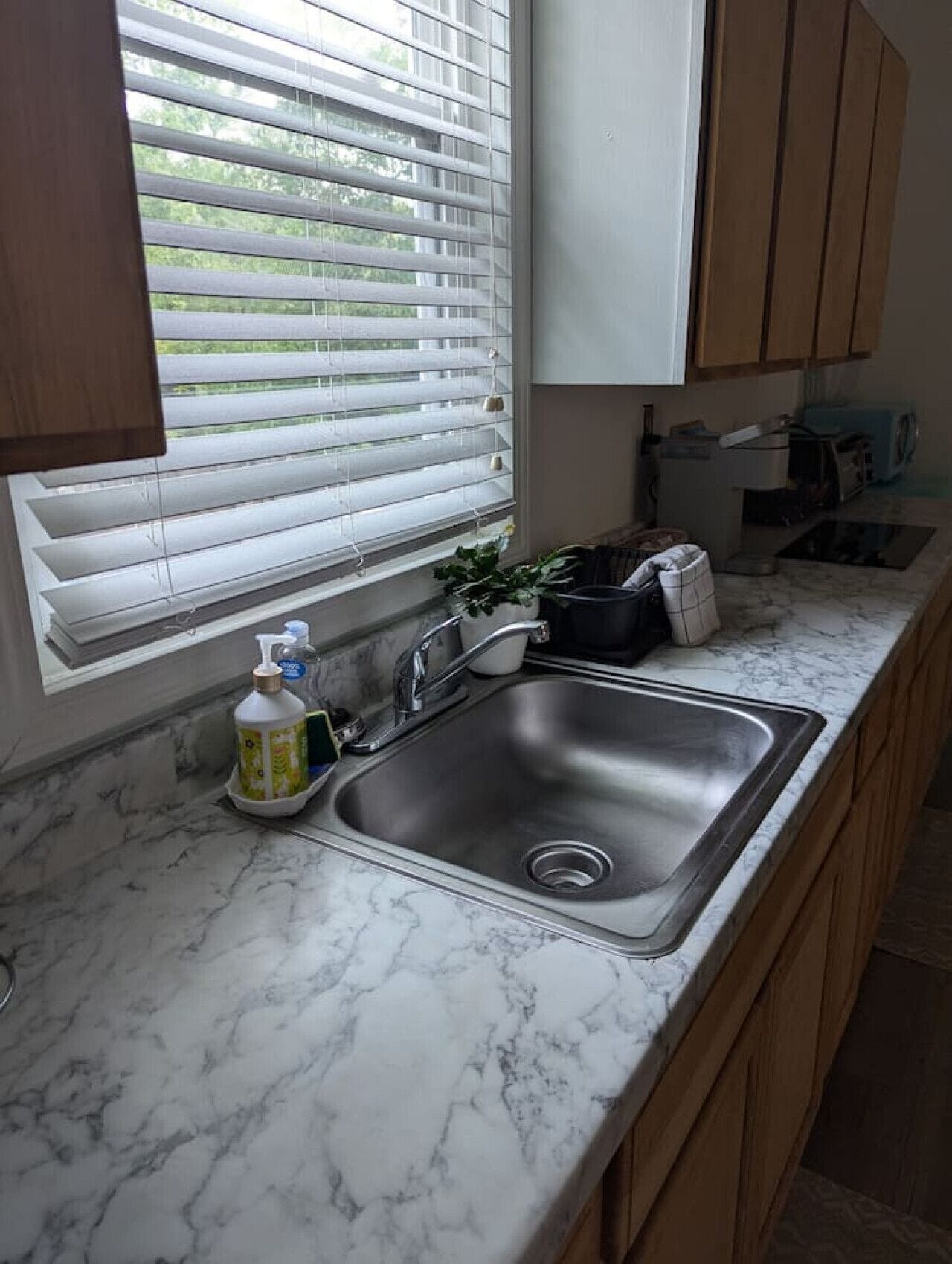 Refrigerador, parrilla de estufa, cafetera y tetera y tostadora 