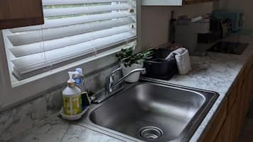 KĂŒhlschrank, Herdplatte, Wasserkocher mit Kaffee-/Teezubehör, Toaster