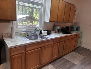 Réfrigérateur, plaque de cuisson, cafetière/bouilloire, grille-pain