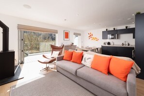 TV, fireplace - Watchtower Reach (Lynmouth)