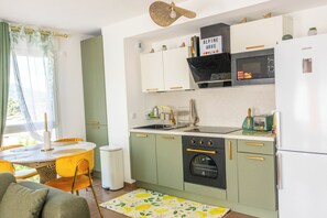 Réfrigérateur, micro-ondes, four, plaque de cuisson