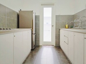 Geladeira, micro-ondas, cooktop, talheres/pratos/utensílios de cozinha