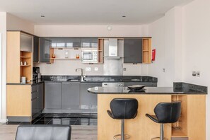 Geladeira, micro-ondas, fogão, cooktop