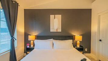 Een strijkplank/strijkijzer, reisbedje, wifi, beddengoed