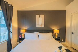 Een strijkplank/strijkijzer, reisbedje, wifi, beddengoed