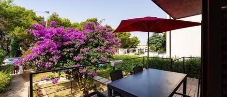 屋外ダイニングエリア