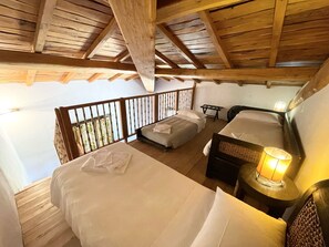 5 habitaciones, tabla de planchar con plancha y acceso a internet