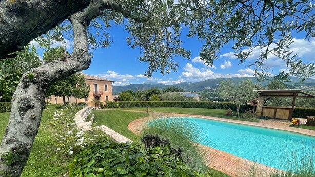Unclassified image, 1 of 125, button - Spoleto Tranquilita sleeps 16 with Wifi Pool Yoga Studio Gardens and Views (Scuola di San Nicolò)