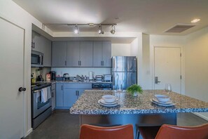 Køleskab, mikrobølgeovn, ovn, kogeplade