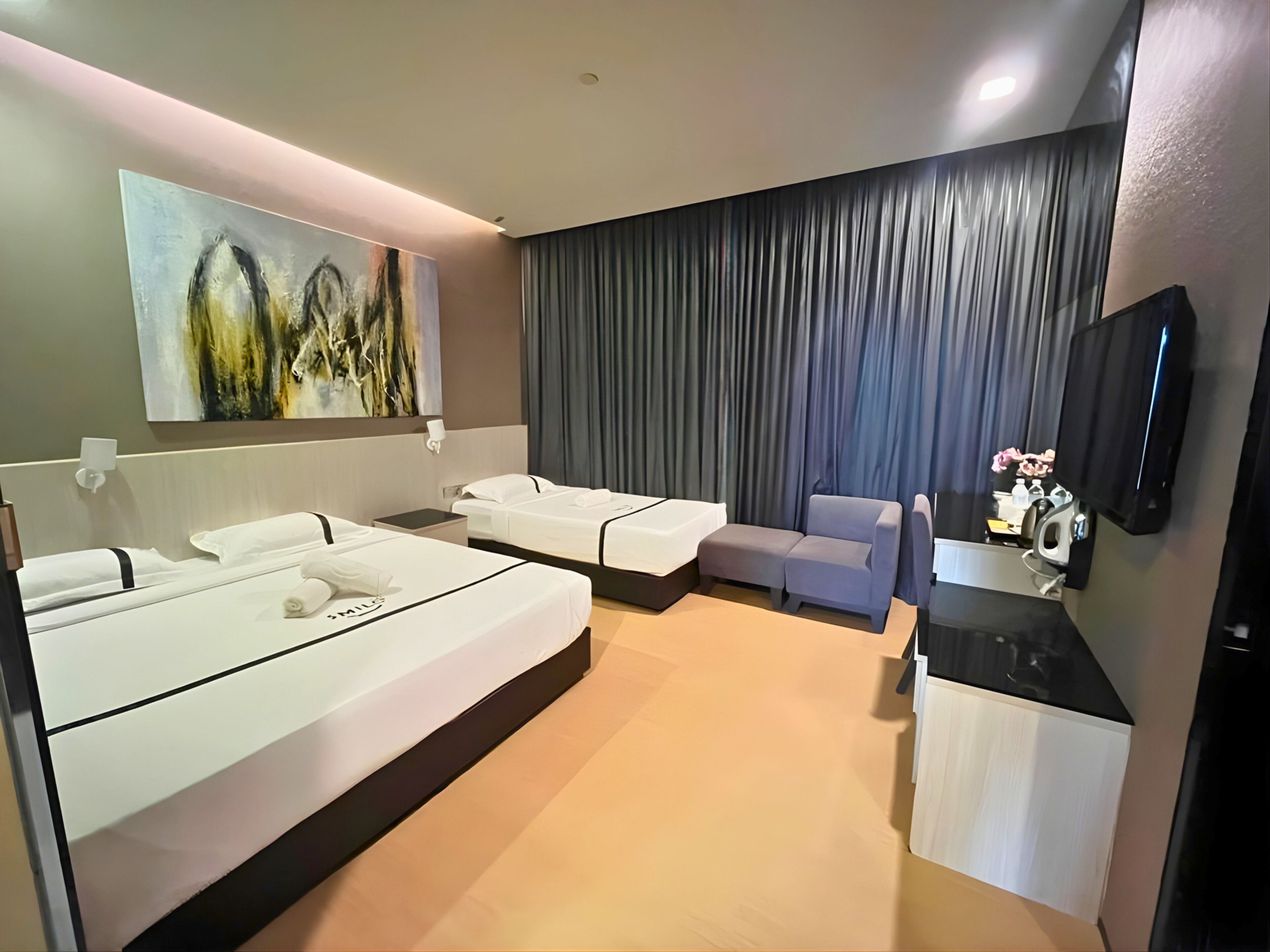 Escritorio, tabla de planchar con plancha, wifi gratis y ropa de cama 