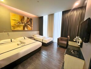 Escritorio, tabla de planchar con plancha, wifi gratis y ropa de cama 