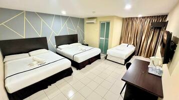 Escritorio, tabla de planchar con plancha y wifi gratis