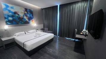 Deluxe Room | Meja, seterika/papan seterika, Wi-fi percuma, cadar katil
