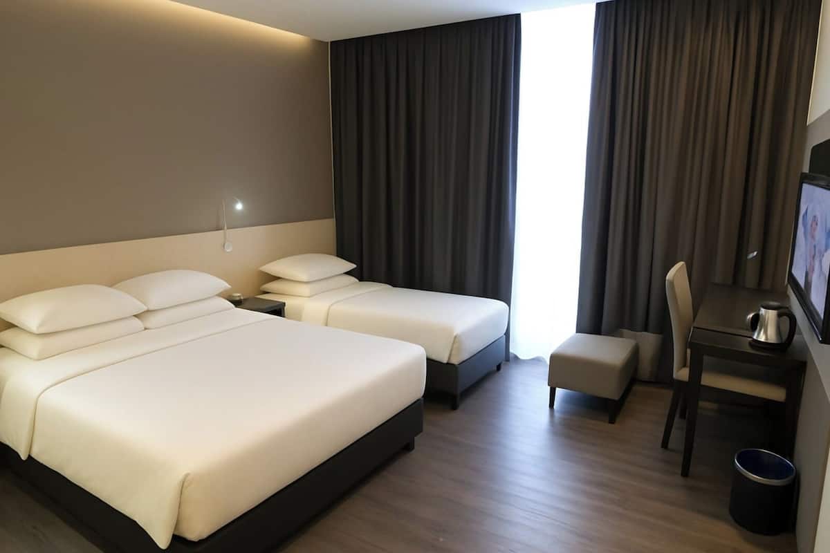 Habitación triple | Escritorio, tabla de planchar con plancha y wifi gratis