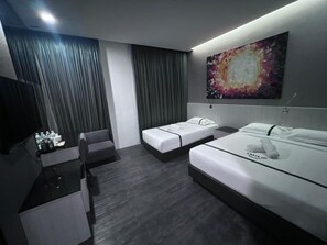 Escritorio, tabla de planchar con plancha, wifi gratis y ropa de cama 