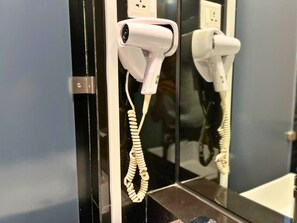 Chuveiro, ducha de hidromassagem, secador de cabelo, bidê