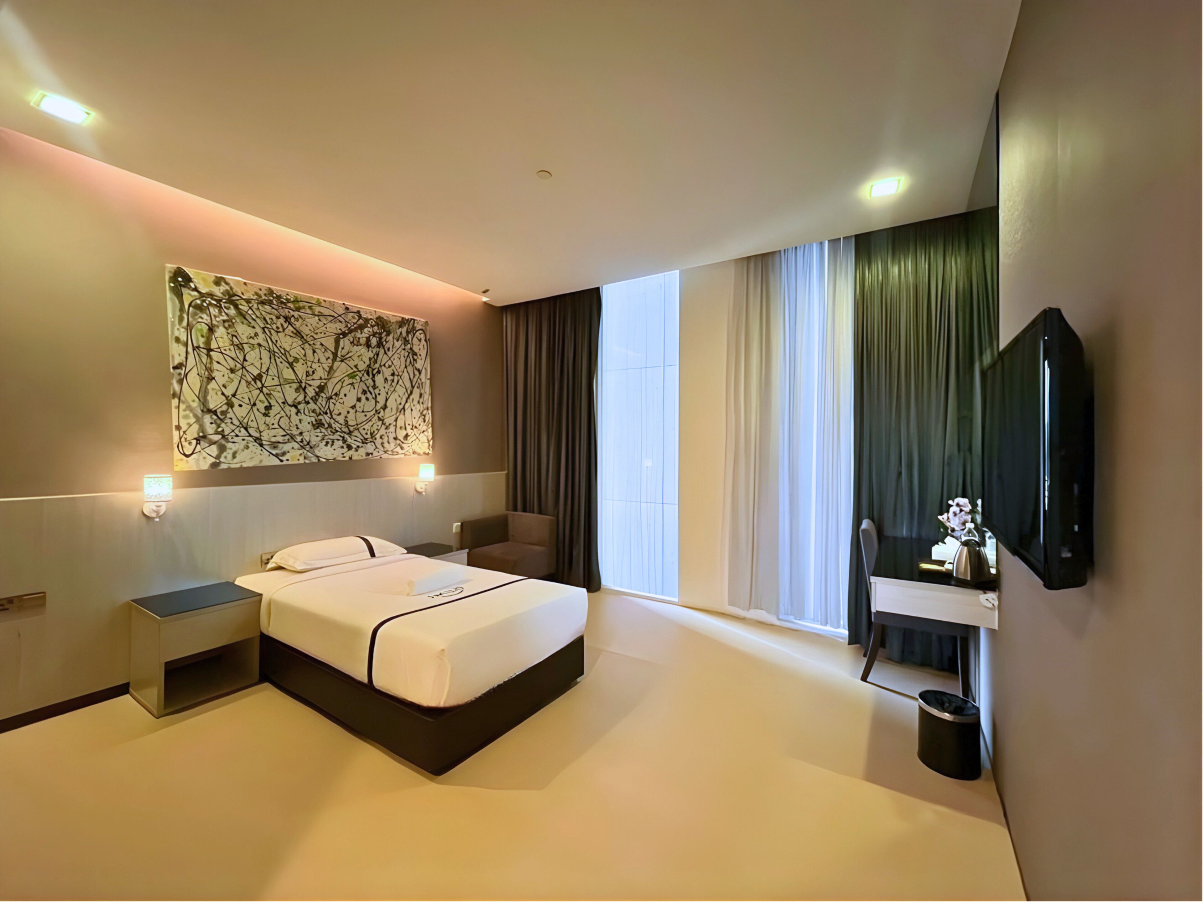 Escritorio, tabla de planchar con plancha, wifi gratis y ropa de cama 