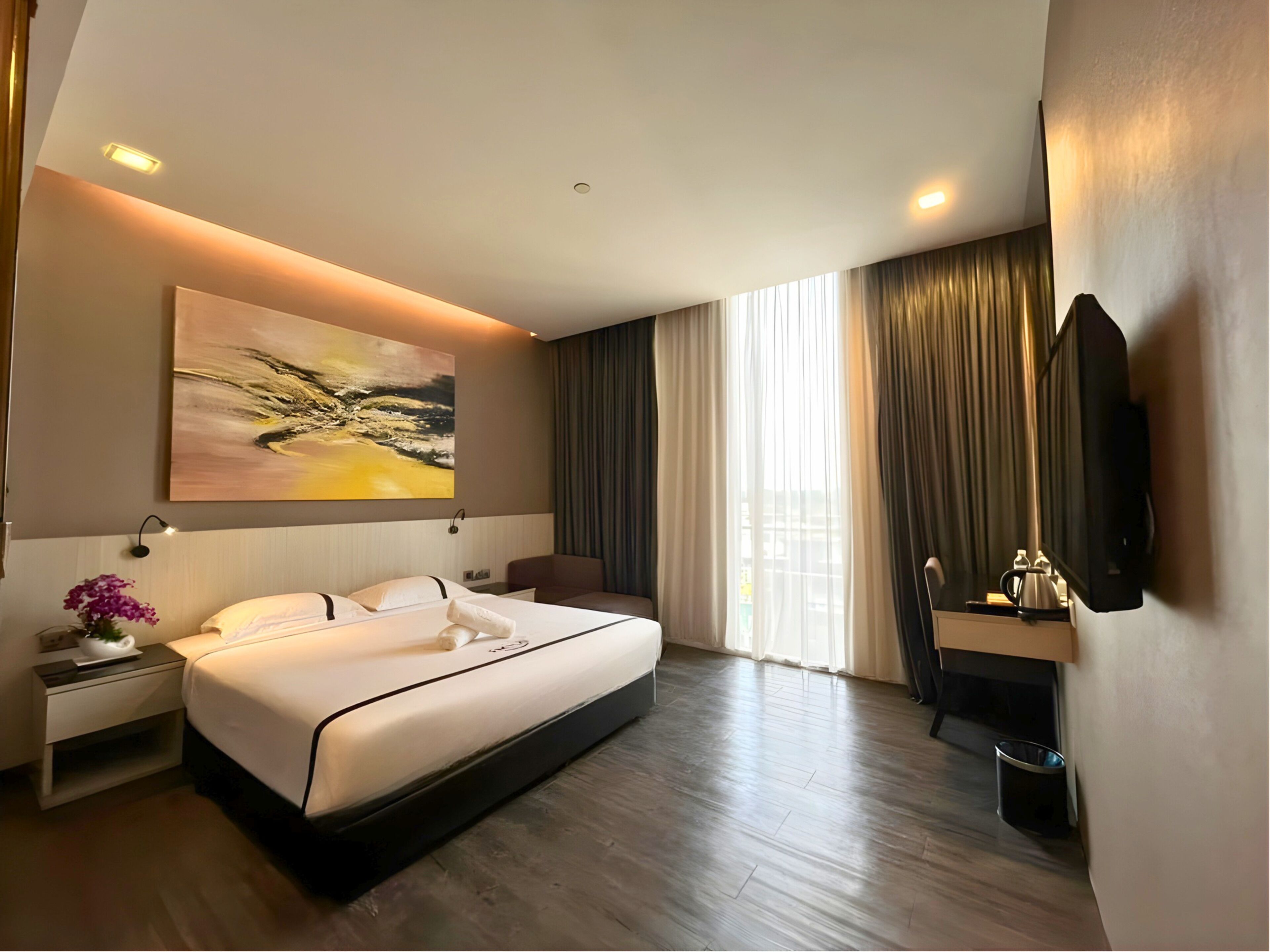 Escritorio, tabla de planchar con plancha, wifi gratis y ropa de cama 