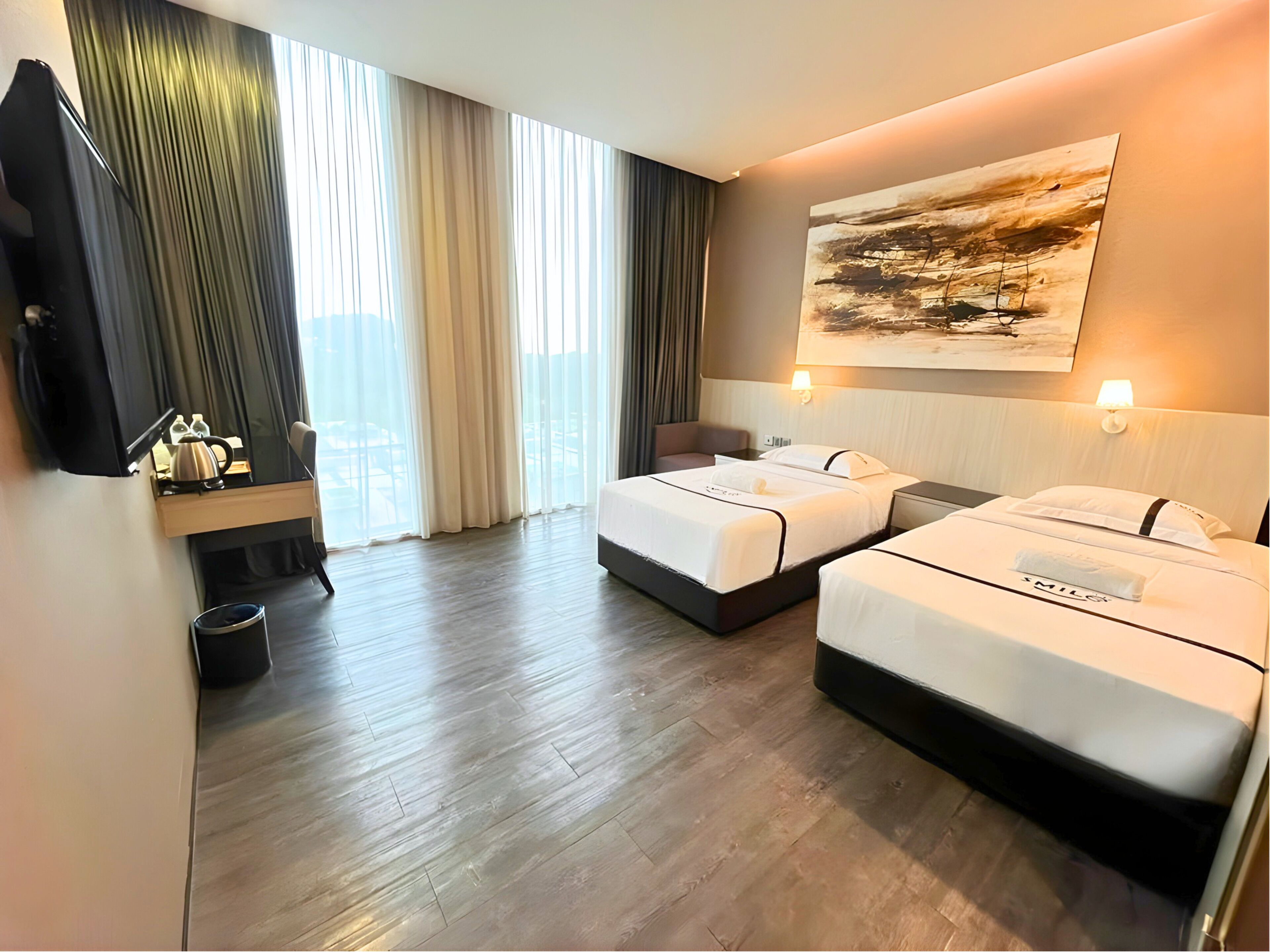 Escritorio, tabla de planchar con plancha, wifi gratis y ropa de cama 