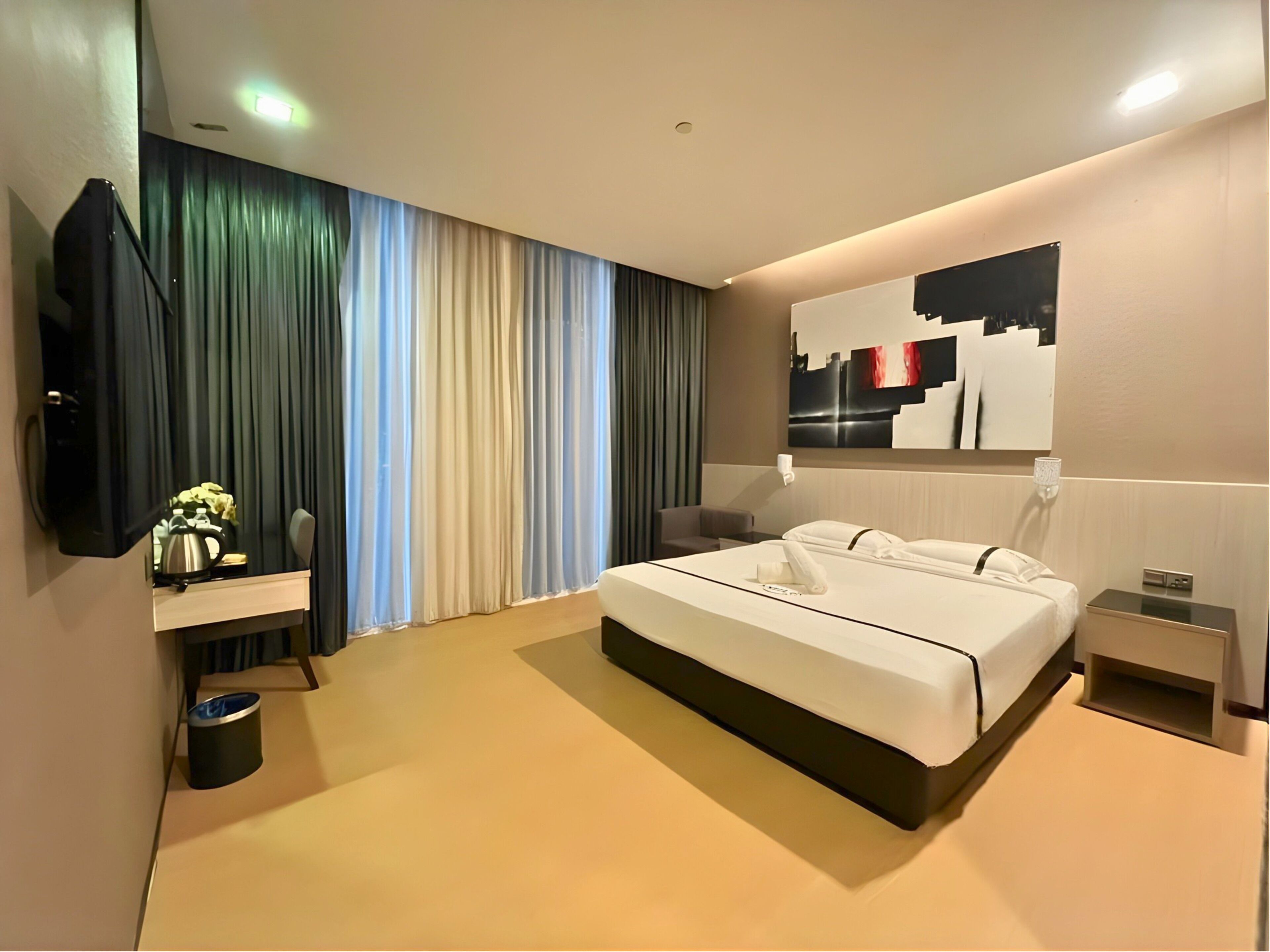 Escritorio, tabla de planchar con plancha, wifi gratis y ropa de cama 