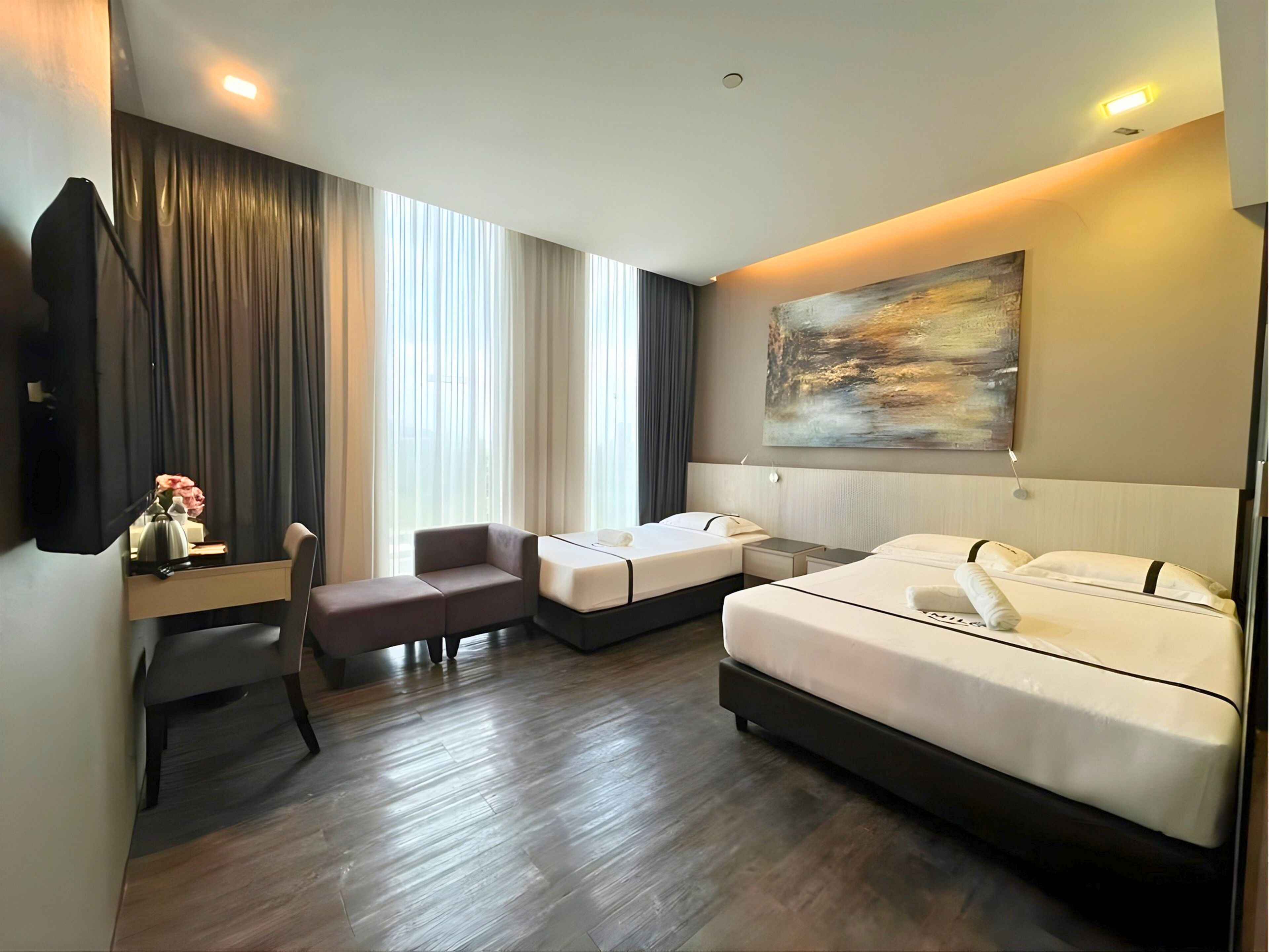 Escritorio, tabla de planchar con plancha, wifi gratis y ropa de cama 