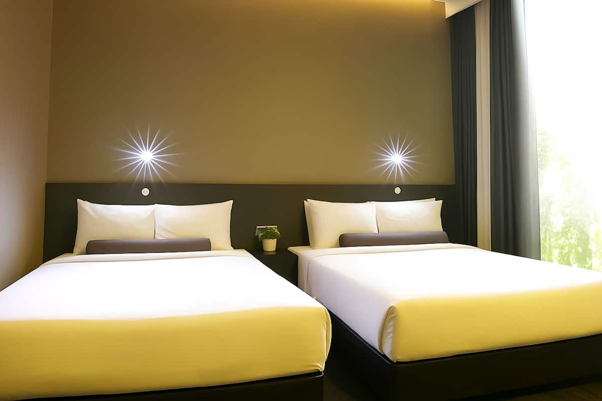 Escritorio, tabla de planchar con plancha y wifi gratis