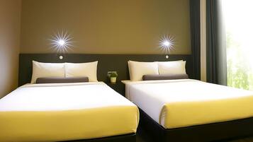 Escritorio, tabla de planchar con plancha y wifi gratis