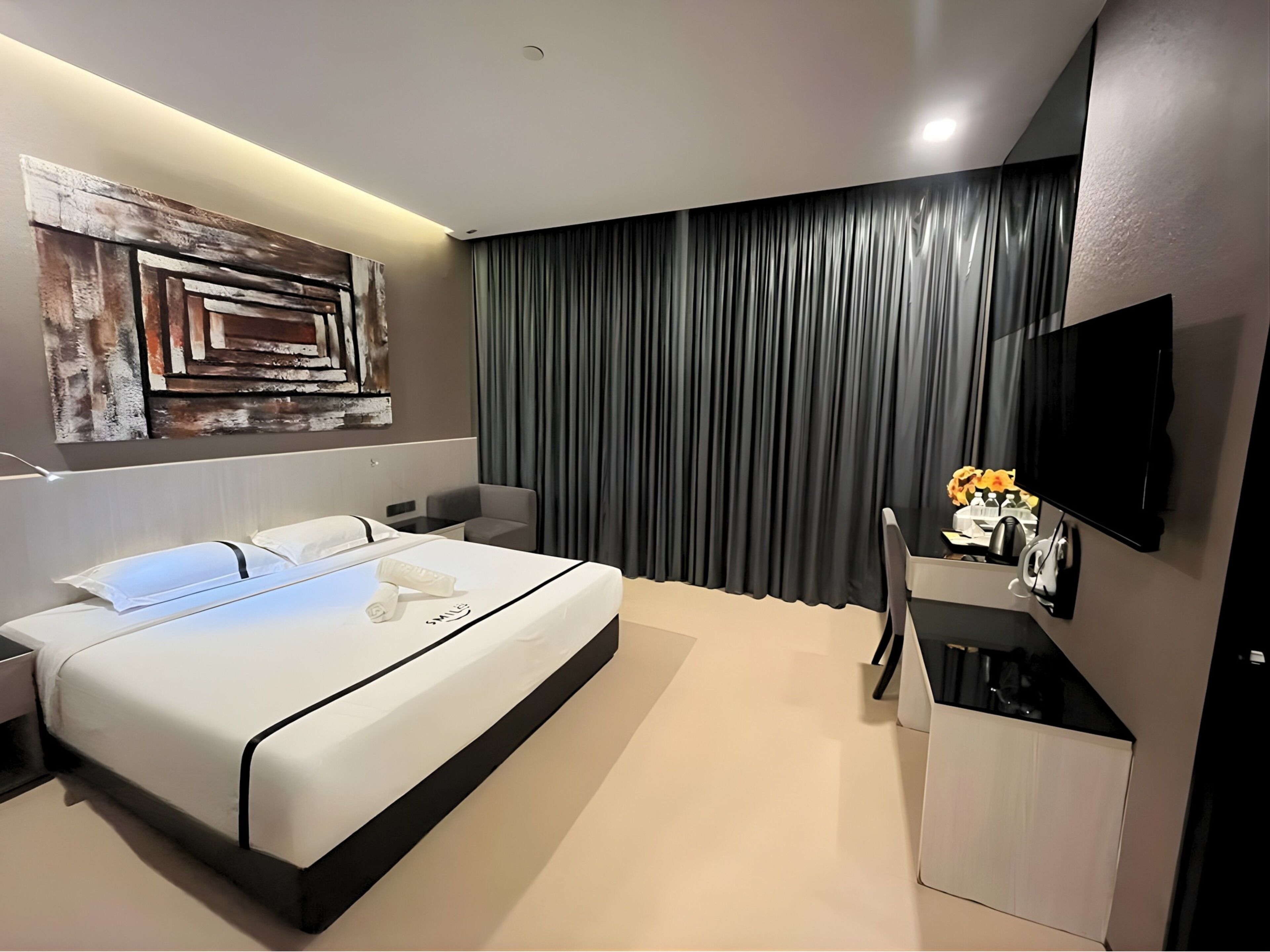 Escritorio, tabla de planchar con plancha, wifi gratis y ropa de cama 